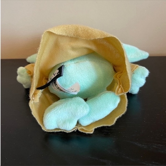 The Child Bundle from Star Wars
Mandelorian Baby Yoda Plush Toy and
Mug - Picture 11 of 12